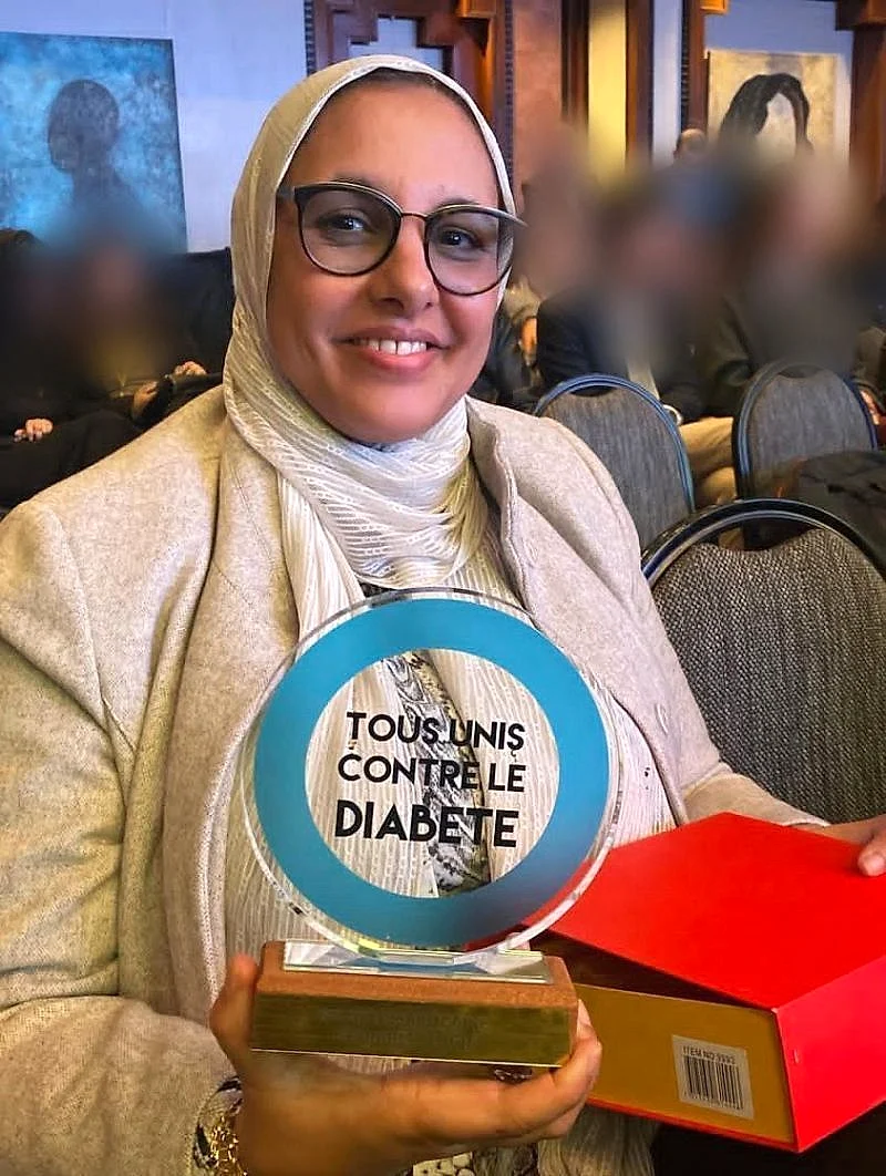 Le Dr Sonia Abahou recevant une distinction "Tous Unis Contre le Diabète" lors d’un congrès de diabétologie