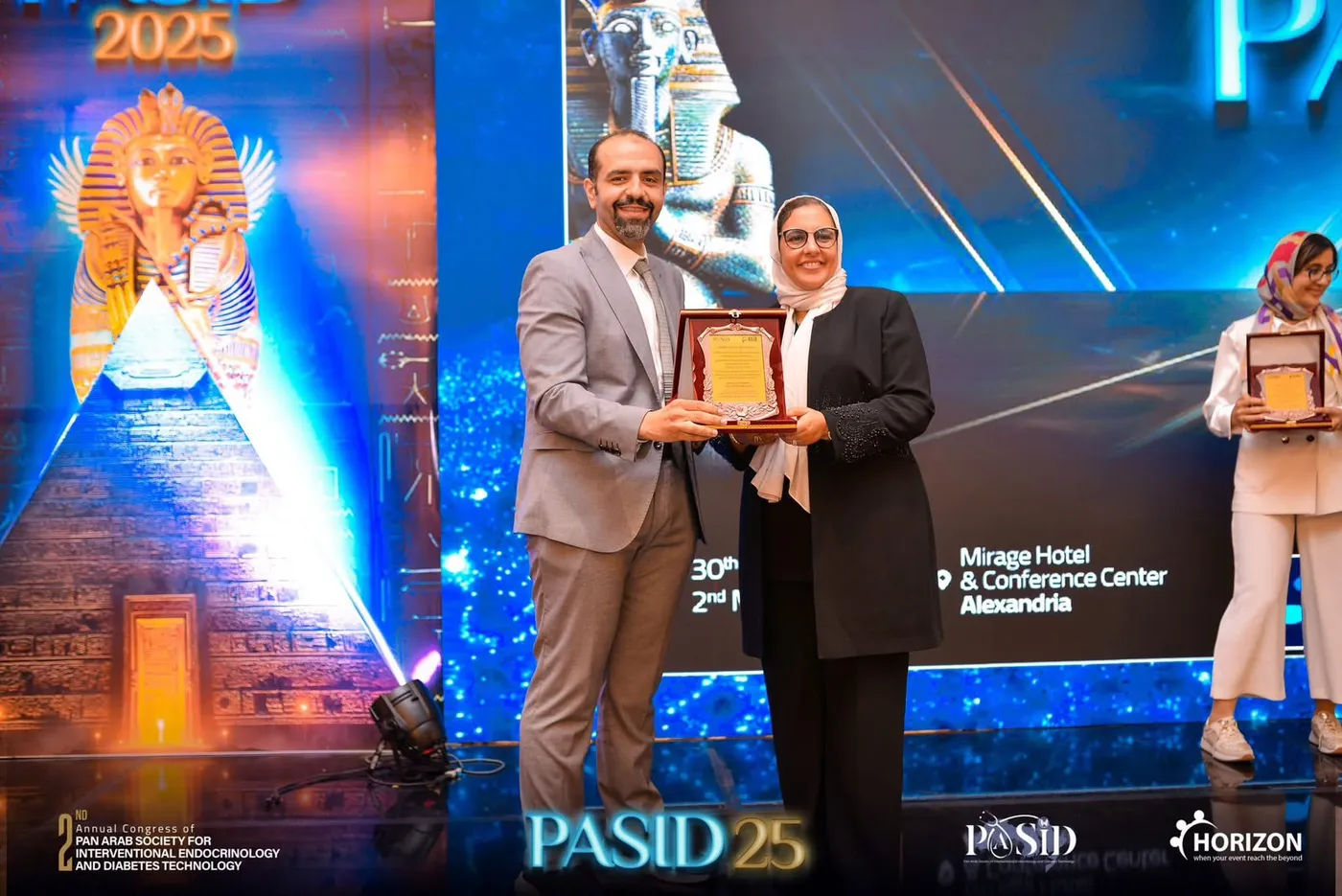 Dr Sonia Abahou recevant une plaque lors du congrès PASID 25 à Alexandrie
